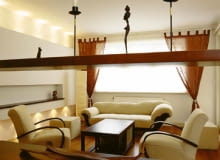 Układ pejzażowy w dość w małym wnętrzu. Jest nieźle: zapewniony dostał swobodny dostęp do półek na ścianach i do okna.