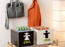 Własne miejsce. Wszędzie tam, gdzie musimy dzielić się z kimś przestrzenią, warto zaznaczyć swoje 'terytorium'. Można to zrobić za pomocą napisów bądź piktogramów wyciętych z grubego filcu (do kupienia w Empiku, około 18 zł/arkusz). Dobra wiadomość dla mniej wprawnych krawców - nie trzeba ich przyszywać. Mocujemy je klejem lub taśmą dwustronną. PRZEDPOKOJ DEKORACJE APLIKACJE