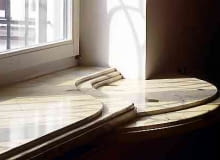 Parapet uzupełniony o półkę umieszczoną nieco poniżej głównej płyty (klejone płyty marmurowe)