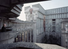 Espaces d'Abraxas. Osiedle zostało zaprojektowane pod koniec lat siedemdziesiątych przez architekta Ricarda Bofilla, oddano je do użytku w 1983 roku Espaces d'Abraxas. Osiedle zostało zaprojektowane pod koniec lat siedemdziesiątych przez architekta Ricarda Bofilla, oddano je do użytku w 1983 roku