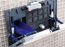 Krok 1 - wymiana uszczelki w spłuczce. W spłuczce podtynkowej demontujemy przycisk i zdejmujemy płytkę osłaniającą mechanizm spłuczki. spłuczka podtynkowa, spłuczka w stelażu podtynkowym