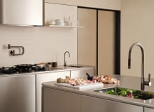 Idealna do nowoczesnej architektury kuchennej ze stali nierdzewnej: Tara Ultra w kolorze Dark Chrome jako jednouchwytowa bateria z funkcją wyciągania, jako dystrybutor ciepłej i zimnej wody oraz jako napełniacz garnków.