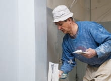 Najczęściej usterki narożników ograniczają się do zarysowanych powłok malarskich i odłupanych tynków. Ich usunięcie nie jest specjalnie trudne. gruntowanie