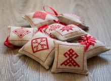 Haftowane zawieszki – subtelna ozdoba wnętrz z duszą Haftowane zawieszki – subtelna ozdoba wnętrz z duszą
