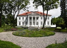 Wcześniej mieściły się tu rolnicze biura i szkoła, teraz jest przytulny dom. Wcześniej mieściły się tu rolnicze biura i szkoła, teraz jest przytulny dom.