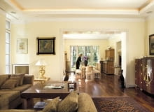 Szereg wnętrz nanizanych na wspólną oś i połączonych szerokimi przejściami, z widokiem na piękny starodrzew, daje wrażenie dużej przestrzeni