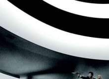 Na plakacie 'The International' jest słynny budynek ze spiralą w środku. W tym obiekcie rozegrała się największa strzelanina filmu. Oczywiście filmowców z ładunkami wybuchowymi nie wpuszczono do prawdziwego budynku. W większości scen zagrała kopia obiektu zbudowana w skali 1:1 w niemieckim studio. film, ciekawostki, architektura, zagadka, budynek