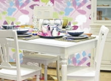 Dekoracje. Wiosna to dobry czas nie tylko na porządki, ale również na zmianę wystroju wnętrz. Nowe dekoracje w wesołych, żywych kolorach, ozdobione kwiatowymi wzorami, skutecznie obudzą z zimowego snu. Podpowiadamy, jak przeprowadzić sezonową metamorfozę. <BR > Tapetowy zawrót głowy. Kolorowa, wzorzysta tapeta albo fototapeta odmieni wnętrze nie do poznania - nawet jeśli położymy ją tylko na fragmencie ściany. Znakomicie nadają się do tego także naklejki ścienne. Pamiętajmy jednak, że przy wyrazistym tle pozostałe elementy wystroju powinny być raczej spokojne, jednobarwne. Inaczej wiosna może nam zbyt mocno uderzyć do głowy... Dekoracje. Wiosna to dobry czas nie tylko na porządki, ale również na zmianę wystroju wnętrz. Nowe dekoracje w wesołych, żywych kolorach, ozdobione kwiatowymi wzorami, skutecznie obudzą z zimowego snu. Podpowiadamy, jak przeprowadzić sezonową metamorfozę. <BR > Tapetowy zawrót głowy. Kolorowa, wzorzysta tapeta albo fototapeta odmieni wnętrze nie do poznania - nawet jeśli położymy ją tylko na fragmencie ściany. Znakomicie nadają się do tego także naklejki ścienne. Pamiętajmy jednak, że przy wyrazistym tle pozostałe elementy wystroju powinny być raczej spokojne, jednobarwne. Inaczej wiosna może nam zbyt mocno uderzyć do głowy...