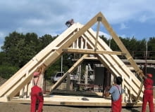 Wiązary gotowe są dość lekkie, można je więc przetransportować na górę bez konieczności użycia dźwigu Wiązary gotowe są dość lekkie, można je więc przetransportować na górę bez konieczności użycia dźwigu