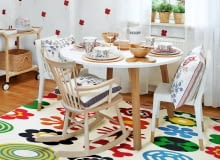 DEKORACJE. Spokojnie, ale i wesoło - wystrój niemal uniwersalny. Prostota, naturalność, osadzenie w tradycji - to decyduje o popularności skandynawskiego wzornictwa. Stół, barek, fotel bujany, krzesła, wieszak (drzewko), lampa - Scandinavian Living; tapeta - Decorador; dywan, firany, osłonki na doniczki, sztuczne kwiaty doniczkowe, poduszki - IKEA; na stole: podkładki - home&you; miseczki (porcelana) - Fafarafa; talerze, kubki, deski - Scandinavian Living; miski (drewniane), dzbanek - IKEA; na barku: talerze, miseczki - Duka; kosz - Scandinavian Living. 01.10.2010 , 4 KATY , STYLE - SZWEDZKI , STYLIZACJA JOANNA PLACHECKA.