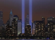 W dziesiątą rocznicę zamachów terrorystycznych na World Trade Center w Nowym Jorku, uczczono pamięć ofiar. W miejscu dwóch zawalonych wież pojawiły się dwa słupy światła sięgające nieba. Zobacz zdjęcia z iluminacji. Symboliczna iluminacja w Nowym Jorku w hołdzie ofiarom zamachu z 11 września 2001 roku na dwie wieże World Trade Center