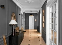 Szare ściany, śnieżnobiałe drzwi i sufit oraz metaliczne akcenty w kolorze starego złota - oto przepis na eleganckie wnętrze. Szare ściany, śnieżnobiałe drzwi i sufit oraz metaliczne akcenty w kolorze starego złota - oto przepis na eleganckie wnętrze.