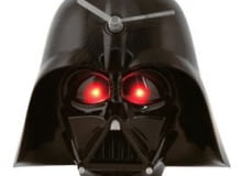 Zagadka czasu. Sekundy, minuty i godziny nieubłagalnie odmierzają nam stare płyty winylowe, patelnia, Batman i splątane synapsy. A nawet żyletka i druciana szczotka. <BR/ > ZEGARY. Jeśli nie wiesz która jest godzina to popatrz na Lorda Vadera. Ta 17 centymetrowa figurka 3D tego mrocznego władcy posiada wbudowany zegarek. Ale to nie wszystko. Gdy tylko zgasisz światło jego oczy zaczną świecić na czerwono. Usłyszysz również jego słynny, astmatyczny oddech. Jeśli nie jesteś po ciemnej stronie mocy to może się to skończyć zaburzeniami snu oraz ostrymi stanami lękowymi. Pamiętaj- kupujesz ten zegar tylko na własną odpowiedzialność! 149 zł, ministerstwogadżetów.pl