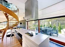 Po schodach w górę przenoszą się wszystkie hałasy i zapachy z dołu To jedna z niedogodności wszelkich otwarć między kondygnacjami aranżacja wnętrz