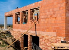 Wybierając materiały na ściany domu, skupmy się na ich parametrach, nie na cenie. Porównując koszty ? zestawiajmy ceny gotowych (ocieplonych i wykończonych ścian), a nie samych bloczków i pustaków. budowa domu, ściany zewnętrzne, materiały budowlane