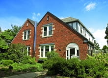 Komin stalowy stawia się na przykręconym do ściany wsporniku lub opiera na własnym fundamencie. Do budynku montuje się go za pomocą obejm systemy kominowe