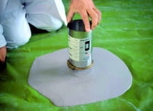 Konsystencję wylewki samopoziomującej sprawdza się, wylewając ją z naczynia o pojemności 1 litra na gładkie podłoże - powinna rozlać się na szerokość ok. 40 cm