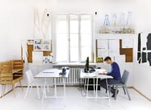 PRYWATNA PRACOWNIA Mieści się na warszawskim Powiślu. Jest jednocześnie swego rodzaju showroomem, gdzie można obejrzeć zaprojektowane przez Pawła krzesła TokTok i regał Boxes z lakierowanej sosny (projekt we współpracy z Mają Ganszyniec i Krystianem Kowalskim).