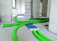 Otwory instalacyjne można przygotować na etapie wykonywania stropu. To najlepszy na to moment. Można też je zrobić, jeśli stropy są już gotowe. Jest to jednak bardziej kosztowne i może stwarzać problemy techniczne Otwory instalacyjne można przygotować na etapie wykonywania stropu. To najlepszy na to moment. Można też je zrobić, jeśli stropy są już gotowe. Jest to jednak bardziej kosztowne i może stwarzać problemy techniczne