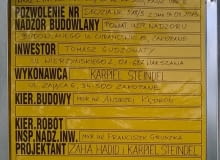 Tablica informacyjna budowy domu jednorodzinnego projektu Zahy Hadid w Zakopanem, fot. Maciej Stojek Tablica informacyjna budowy domu jednorodzinnego projektu Zahy Hadid w Zakopanem, fot. Maciej Stojek