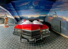 Klasyczny samochód z lat 70. przerobiony na mebel sypialny. łóżko, sypialnia, design