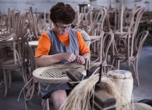 Plecionka krzesła giętego jest wykonana jest w całości ręcznie z naturalnego ekologicznego materiału jakim jest trzcina rattanowa. FAMEG. Jak powstają tradycyjne krzesła gięte