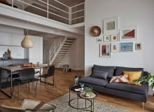 Wyposażenie apartamentu łączy urok prostych, nowoczesnych elementów wykończenia z tymi nawiązującymi do trendu etno. Plecione kosze, ręcznie tkane dywaniki to dodatki pojawiające się w całym mieszkaniu. salon z aneksem kuchennym