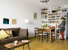 Gospodarze: Anna, pedagog, i Jacek, filozof, bardzo cenią polskie wzornictwo lat pięćdziesiątych i sześćdziesiątych. Sentyment mają również do mebli przedwojennych. Jak takie sprzęty odnajdują się w XXI wieku? <BR /> MIESZKANIE. Zderzenie dwóch stuleci: nowoczesna zabudowa z płyt gipsowo-kartonowych, a przy niej stół z targu staroci i przedwojenne krzesła. Dawne czasy pamięta również żyrandol, który przetrwał Powstanie Warszawskie w domu rodziny gospodyni. Cennym eksponatem jest czarno-biały obrazek autorstwa Jerzego Zielińskiego, reprezentanta polskiej szkoły plakatu, prywatnie wujka pani Anny.