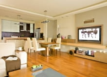 Na pierwszy rzut oka mieszkanie wydaje się monochromatyczne. Jednak uważne oko dostrzeże układankę odcieni dominującego tu beżu i brązu. Mozaika w sensie dosłownym ożywia niektóre ściany. Mozaikowe wykończenia zauważymy też na frontach mebli. <BR /> WNĘTRZA. Oryginalne meble w kąciku telewizyjnym oraz stojące szafki kuchenne zostały wykona- ne na zamówienie. Do nich starannie dobrano pozostałe sprzęty: kanapę, stolik kawowy, stół i krzesła. Wnętrze utrzymane w jednolitej kolorystyce urozmaicono srebrzystą tapetą, którą wyłożono część ścian.