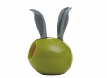 Co łączy słodką wiśnię lub wytrawną w smaku oliwkę z... pieprzem? Zobaczcie sami. <BR /> AKCESORIA. Oliwka. Młynek do pieprzu wyposażony został w magnes umożliwiający zamocowanie go np. na drzwiach lodówki. Wyjątkowo łatwy w obsłudze, wystarczy chwycić za uszy i ścisnąć. Dzięki opatentowanej przez firmę Chef'n konstrukcji, młynka używa się przy użyciu tylko jednej dłoni wprawiając w ruch twardy cynkowy mechanizm mielący. Młynek ma ergonomicznie wyprofilowane, wygodne dla dłoni uchwyty. cena ok. 63 zł, do kupienia m.in. cellofan.pl, galerialimonka.pl