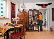 Większość mebli w mieszkaniu to autentyczne chińskie antyki. Są nimi m.in. szafa z drewna orzechowego i regał z drewna wiązu. salon, prezentacja mieszkania, wystrój wnętrz