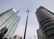 21.03.2011 WARSZAWA , WIEZOWCE RONDO 1 (L) I ILMET (P) PRZY RONDZIE ONZ . FOT. FRANCISZEK MAZUR / AGENCJA GAZETA