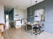 Deski drewnianej podłogi zostały wybarwione w odcieniu szarości. Płytki na ścianach nawiązują stylistyką do tych, które na początku XX wieku znalazły się w nowojorskim metrze. Mieszkanie w stylu amerykańskim