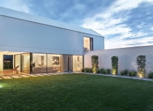 Ten dom to udany przykład połączenia elegancji i funkcjonalności zarazem Ten dom to udany przykład połączenia elegancji i funkcjonalności zarazem