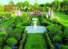 Symetria stosowana konsekwentnie w rozwiązaniach przestrzennych wprowadza do ogrodu harmonię i ład.