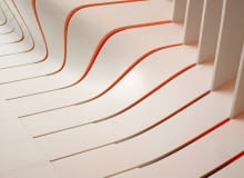 'CORIAN super-surfaces'. Zespół Amanda Levete_Architects wykorzystał materiał DuPont Corian do stworzenia wyjątkowego projektu holu. Statyczne elementy zostały uformowane w taki sposób, aby oddać wrażenie płynnego ruchu. Odpowiednie oświetlenie miało natomiast wydobyć dodatkowo próżnię i podsycić wizualny efekt kinetyczności całej instalacji. corian, dupont, architektura, Amanda Levete Architects
