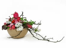 Nareszcie przyszła, zachwycając barwami roślin w ogrodzie, na łące i w sadzie. Nie wracajmy z wycieczek z pustymi rękami. Przyniesione do domu kwiaty ułóżmy pięknie w wazonach, misach, wazach. <BR />Szczypta egzotyki: tulipany, stokrotki, kwitnąca wiśnia i porzeczka krwista, liście galaksu, a do tego - nieulistnione jeszcze gałązki. Swojskie rośliny, rosnące w naszych ogrodach i sadach, a aranżacja prawie w japońskim stylu.