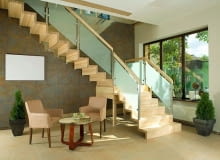 Schody dywanowe - charakteryzują się tą samą grubością stopni i podstopi, brakiem nawisów stopni nad podstopniami i brakiem belek nośnych (zwanych potocznie policzkami, wangami). schody,schody z drewna,schody drewniane,aranżacja wnętrz,balustrasa,szklana balustrada,balustrada ze szkła