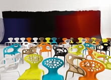 Supernatural - lekkie plastikowe krzesła pozbawione linii prostych i kantów. 'W ciele człowieka nie ma linii prostych, myślę, że nie ma ich też w ludzkiej duszy' - mówi Lovegrove, mając na myśli swój organiczny projekt, Moroso. krzesła plastikowe, projektowanie