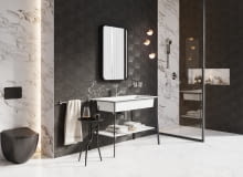 Minimalistyczna czarna konsola doskonale uzupełnia wystrój łazienki, nie odciągając uwagi od ciekawie zdobionych płytek, nowoczesnego lustra czy oryginalnego oświetlenia