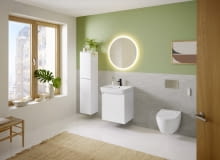 Maksimum miejsca do przechowywania. Nowe szafki podumywalkowe i boczne z serii Geberit Selnova Square oferują dużo przestrzeni, pomagając wygodnie uporządkować wszystkie łazienkowe drobiazgi.