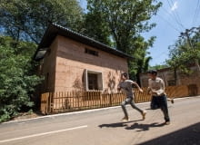 World Building of the Year 2017. Budynek roku 2017 - tytuł przyznawany przez jury Światowego Festiwalu Architektury [ World Architecture Festival]. Dom jednorodzinny odbudowany przy użyciu konstrukcji z ubitej ziemi wzmocnionej stalowymi i betonowymi belkami. Technologię budowy opracowała grupa naukowców z chińskiego uniwersytetu w Hong Kongu.