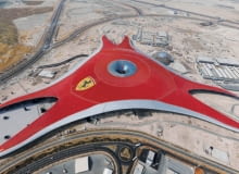 Czerwona meduza na pustyni, czyli Ferrari World Abu Dhabi - park tematyczny poświęcony Ferrari na sztucznej wyspie Yas. Otwarcie 28 października 2010 ferrari, yas, zjednoczone emiraty arabskie, muzeum, największe na świecie, abu dhabi