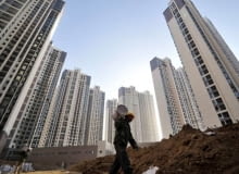 O błyskawicznym rozwoju Chin świadczy tempo w jakim buduje się tam drogi, lotniska, czy nowe linie kolejowe. Najwięcej jednak przybywa nowych mieszkań. Masowo powstające osiedla mieszkaniowe swoją skalą przyprawiają o zawrót głowy. Zobacz deweloperkę w wydaniu Państwa Środka. Budowa osiedla mieszkaniowego w Chinach