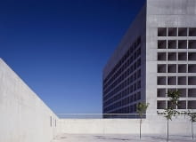 Siedziba banku Caja Granada w hiszpańskiej Granadzie - arcydzieło Alberto Campo Baezy muzeum, alberto campo baeza, granada, minimalizm, hiszpania, beton, architekt, biurowiec