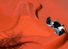 Sankt Gallen, centrum miasta pokryte czerwoną wykładziną Stadtlounge St.Gallen, Schweiz. Gestalter: die Multimediakünstlerin Pipilotti Rist und der Architekt Carlos Martinez. Ein leuchtend roter Teppich bedeckt Boden, Bänke, Tische und Brunnen. Das erste öffentliche Wohnzimmer der Schweiz ist ein einzigartiges Kunstprojekt im öffentlichen Raum: Wo früher Stoffe der St. Galler Textilindustrie zum Bleichen ausgebreitet wurden, ist das moderne Bankenzentrum Raiffeisen entstanden. | City Lounge St.Gallen, Switzerland, designer: artist Pipilotti Rist and architect Carlos Martinez.