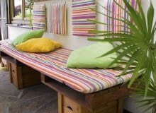 Bank aus Paletten auf der Terrasse SLOWA KLUCZOWE: aus Holz Balkonmöbel Bank bunt Garten Gartenbank Gartenmöbel gepolstert gestreift Holz Holzbank hölzern Kissen Kreativ Möbel Palette Selbermachen selbst gemacht Sommer Sommerterrassse Streifen Streifenmuster Terrasse *** Local Caption *** 00567992