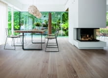 Jasna podłoga w salonie czy jadalni sprawdzi się zarówno w dużych, przestronnych pomieszczeniach, jak i w małych wnętrzach, które chcemy wizualnie powiększyć.