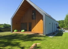 Simple House to dom modułowy - każdy może z podstawowych "klocków" wybrać wersję dostosowaną do swoich potrzeb. Dom w Borowinie ma powierzchnię użytkową 112 m2. Warto zwrócić uwagę na ciekawą koncepcję zadaszenia tarasu dom modułowy, dom drewniany