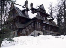 Dom Pod Jedlami to nie tylko arcydzieło stylu zakopiańskiego stworzonego na przełomie XIX i XX w. przez Stanisława Witkiewicza. Jego bryła wyraźnie nawiązuje do stylu królowej Anny i przypomina najlepsze przykłady - jak Leyes Wood w Anglii czy Sherman House w USA Fot. RADOSLAW KURZAJ
